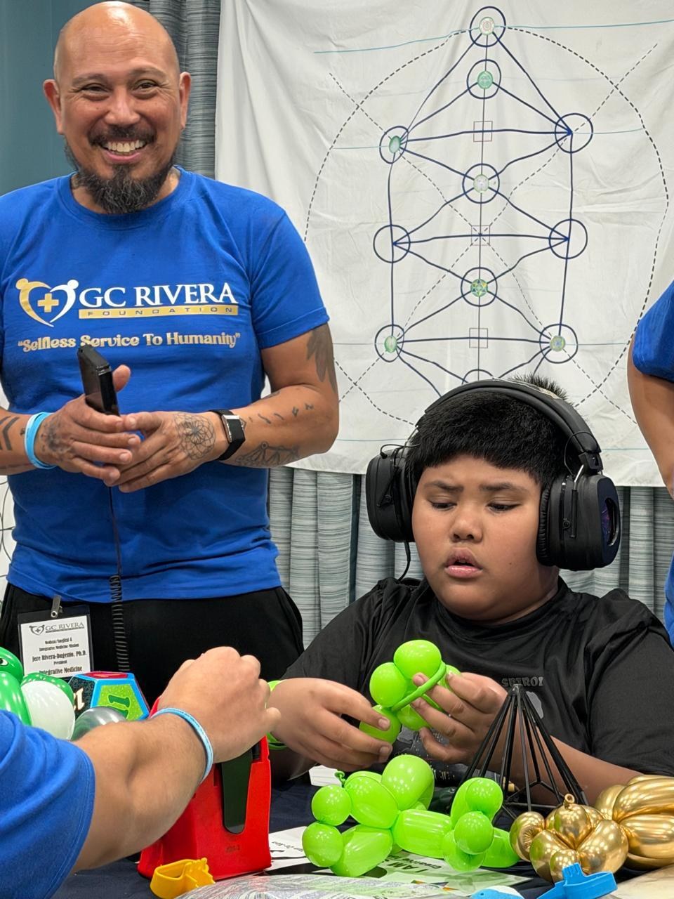 Dr. Jere Rivera-Dugenio ao lado de criança atendida pela GC Rivera Foundation nas Filipinas